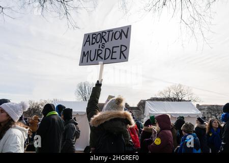 Washington D.C., Washignton, USA. 21st Januar 2022. Anti-Abtreibungsaktivisten versammelten sich in Washington, DC, und marschierten zum Obersten Gerichtshof in der Hoffnung auf den Umbruch von Roe V. Wade. (Bild: © Steve Sanchez/Pacific Press via ZUMA Press Wire) Stockfoto