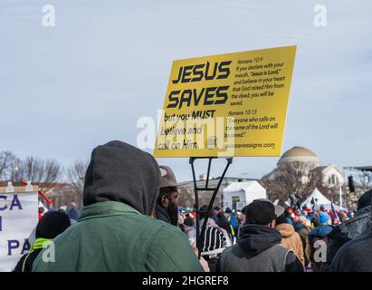 Washington D.C., Washignton, USA. 21st Januar 2022. Anti-Abtreibungsaktivisten versammelten sich in Washington, DC, und marschierten zum Obersten Gerichtshof in der Hoffnung auf den Umbruch von Roe V. Wade. (Bild: © Steve Sanchez/Pacific Press via ZUMA Press Wire) Stockfoto