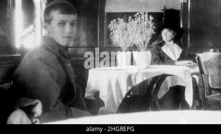 Alexei Romanov und Großherzogin Olga Romanov im Mai 1918 an Bord der Rus, dem Schiff, das sie in Jekaterinburg in den Tod gebracht hat. Dies ist das letzte bekannte Foto von Olga und Alexei. Stockfoto