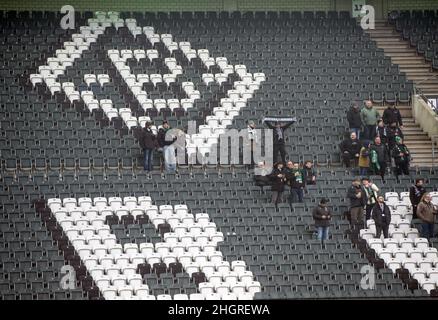 22. Januar 2022, Nordrhein-Westfalen, Mönchengladbach: Fußball: Bundesliga, Bor. Mönchengladbach - 1. FC Union Berlin, Matchday 20, im Stadion im Borussia-Park: Zuschauer auf den Tribünen kurz vor dem Start. Foto: Bernd Thissen/dpa - WICHTIGER HINWEIS: Gemäß den Anforderungen der DFL Deutsche Fußball Liga und des DFB Deutscher Fußball-Bund ist es untersagt, im Stadion und/oder vom Spiel aufgenommene Fotos in Form von Sequenzbildern und/oder videoähnlichen Fotoserien zu verwenden oder zu verwenden. Stockfoto