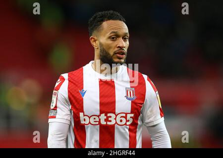 Stoke on Trent, Großbritannien. 22nd Januar 2022. Lewis Baker von Stoke City schaut auf. EFL Skybet Championship Match, Stoke City gegen Fulham im bet365 Stadium in Stoke on Trent am Samstag, 22nd. Januar 2022. Dieses Bild darf nur für redaktionelle Zwecke verwendet werden. Nur zur redaktionellen Verwendung, Lizenz für kommerzielle Nutzung erforderlich. Keine Verwendung bei Wetten, Spielen oder Veröffentlichungen in einem Club/einer Liga/einem Spieler.PIC von Chris Stading/Andrew Orchard Sports Photography/Alamy Live News Credit: Andrew Orchard Sports Photography/Alamy Live News Stockfoto