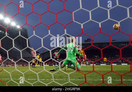 Joao Moutinhino von Wolverhampton Wanderers schießt beim Premier League-Spiel im Brentford Community Stadium, London, das Eröffnungstor. Bilddatum: Samstag, 22. Januar 2022. Stockfoto