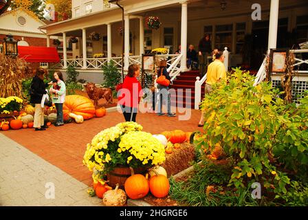Herbstdekor im Red Lion Inn, Stockbridge, Massachusetts Stockfoto
