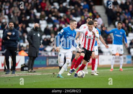 SUNDERLAND, GROSSBRITANNIEN. JAN 22nd Leon Dajaku von Sunderland fordert den Ball während des Spiels der Sky Bet League 1 zwischen Sunderland und Portsmouth am Samstag, dem 22nd. Januar 2022, im Stadion of Light in Sunderland. (Kredit: Trevor Wilkinson | MI Nachrichten) Kredit: MI Nachrichten & Sport /Alamy Live Nachrichten Stockfoto