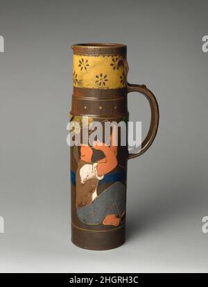 TANKARD mit einem Mann, der aus dem Krug trinkt, ca. 1885 Haviland & Co. Amerikanisch und französisch Dieses Schiff erinnert an deutsche salzglasierte Steinzeugtanker und -Flakons aus dem 16. Jahrhundert. Der flache Stil der Dekoration und die nicht modulierte Verwendung von Farben, insbesondere für die Haut des Jungen, sind jedoch im 19. Jahrhundert neu. TANKARD mit einem Mann, der aus einem Krug trinkt. Französisch, Paris. Ca. 1885. Steinzeug. Keramik-Keramik Stockfoto