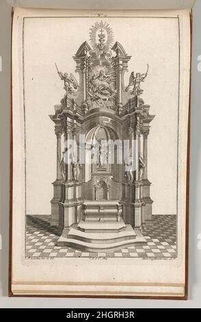 Entwurf für einen Monumentalaltar, Platte b aus 'unterschiedliche Neu Inventierte Altäre mit dazu gehörigen Profilen u. Grundrißen“. Gedruckt ca. 1750–56 Johann Michael Leuchte Ornamentdruck ein Entwurf für einen Altar im spätbarocken Stil, mit einer Statue von Christus als dem Guten Hirten über dem Altartisch, flankiert von Statuen von vier Aposteln (Jakobus, Paulus, Petrus und Johannes). Dieser Druck ist in einem Album mit 27 Serien mit insgesamt 122 Ornamentdrucken aus dem Fonds des prominenten Augsburger Verlegers Martin Engelbrecht gebunden. Entwurf für einen Monumentalaltar, Platte b aus 'unterschiedliche Neu Inv Stockfoto