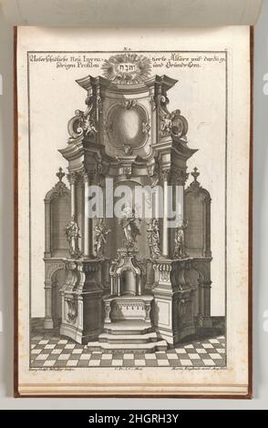 Entwurf für einen Monumentalaltar, Platte c aus 'unterschiedliche Neu Inventierte Altäre mit dazu gehörigen Profilen u. Grundrißen“. Gedruckt ca. 1750–56 Georg Gottfried Winckler Ornament-Druck Entwurf eines Altars im spätbarocken Stil, mit einer Marienstatue über dem Altartisch, flankiert von Statuen von vier weiblichen Heiligen (Glaube, Hoffnung, Nächstenliebe und Heilige Agnes). Dieser Druck ist in einem Album mit 27 Serien mit insgesamt 122 Ornamentdrucken aus dem Fonds des prominenten Augsburger Verlegers Martin Engelbrecht gebunden. Entwurf für einen Monumentalaltar, Platte c aus 'unterschiedliche Neu Stockfoto