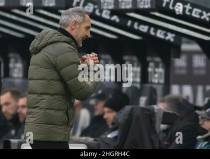 22. Januar 2022, Nordrhein-Westfalen, Mönchengladbach: Fußball: Bundesliga, Bor. Mönchengladbach - 1. FC Union Berlin, Spieltag 20, im Stadion im Borussia Park: Mönchengladbacher Trainer Adolf Hütter. Foto: Bernd Thissen/dpa - WICHTIGER HINWEIS: Gemäß den Anforderungen der DFL Deutsche Fußball Liga und des DFB Deutscher Fußball-Bund ist es untersagt, im Stadion und/oder vom Spiel aufgenommene Fotos in Form von Sequenzbildern und/oder videoähnlichen Fotoserien zu verwenden oder zu verwenden. Stockfoto