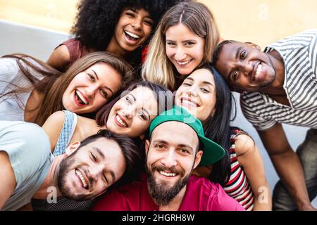 Multikulturelle Männer und Frauen, die Selfie draußen machen - Happy Milenial Friendship und Life Style Konzept für junge, multirassische beste Freunde, die einen lustigen Tag haben Stockfoto