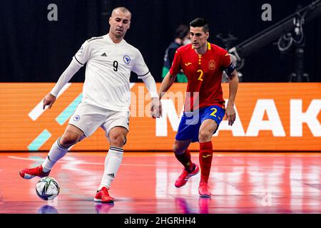 GRONINGEN, NIEDERLANDE - 22. JANUAR: Nermin Kahvedzic aus Bosnien und Herzegowina, Ortiz aus Spanien während des Futsal-EM 2022-Gruppenspiel der Männer zwischen Spanien und Bosnien und Herzegowina am 22. Januar 2022 in Groningen, Niederlande (Foto: Andre Weening/Orange Picles) Stockfoto