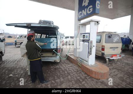 Peshawar, Pakistan. 19th Januar 2022. Eine große Anzahl von Fahrzeugen steht in der Warteschlange, um CNG-Tanks aufzufüllen, da die CNG-Station in der gesamten Provinz geschlossen wurde, da die Gasversorgung der CNG-Stationen in der Stadt in Peshawar, Pakistan, am 19. Januar 2022 eingestellt wurde. (Foto: Hussain Ali/Pacific Press/Sipa USA) Quelle: SIPA USA/Alamy Live News Stockfoto