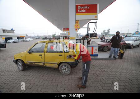 Peshawar, Pakistan. 19th Januar 2022. Eine große Anzahl von Fahrzeugen steht in der Warteschlange, um CNG-Tanks aufzufüllen, da die CNG-Station in der gesamten Provinz geschlossen wurde, da die Gasversorgung der CNG-Stationen in der Stadt in Peshawar, Pakistan, am 19. Januar 2022 eingestellt wurde. (Foto: Hussain Ali/Pacific Press/Sipa USA) Quelle: SIPA USA/Alamy Live News Stockfoto