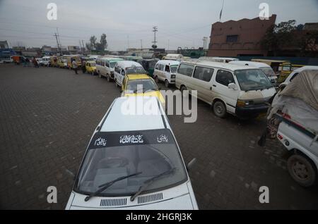 Peshawar, Pakistan. 19th Januar 2022. Eine große Anzahl von Fahrzeugen steht in der Warteschlange, um CNG-Tanks aufzufüllen, da die CNG-Station in der gesamten Provinz geschlossen wurde, da die Gasversorgung der CNG-Stationen in der Stadt in Peshawar, Pakistan, am 19. Januar 2022 eingestellt wurde. (Foto: Hussain Ali/Pacific Press/Sipa USA) Quelle: SIPA USA/Alamy Live News Stockfoto