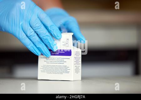 Box mit neuem russischen Impfstoff gegen das Coronavirus SARS-CoV-2, CoviVac. CoviVac wird vom Chumakov Center entwickelt. Impfstoff zur Prävention COVID-19. 26 Stockfoto