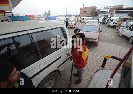 Peshawar, Pakistan. 19th Januar 2022. Eine große Anzahl von Fahrzeugen steht in der Warteschlange, um CNG-Tanks aufzufüllen, da die CNG-Station in der gesamten Provinz geschlossen wurde, da die Gasversorgung der CNG-Stationen in der Stadt in Peshawar, Pakistan, am 19. Januar 2022 eingestellt wurde. (Foto: Hussain Ali/Pacific Press/Sipa USA) Quelle: SIPA USA/Alamy Live News Stockfoto