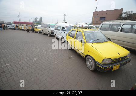 Peshawar, Pakistan. 19th Januar 2022. Eine große Anzahl von Fahrzeugen steht in der Warteschlange, um CNG-Tanks aufzufüllen, da die CNG-Station in der gesamten Provinz geschlossen wurde, da die Gasversorgung der CNG-Stationen in der Stadt in Peshawar, Pakistan, am 19. Januar 2022 eingestellt wurde. (Foto: Hussain Ali/Pacific Press/Sipa USA) Quelle: SIPA USA/Alamy Live News Stockfoto