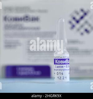 Box und Ampullen mit neuem russischen Impfstoff gegen das Coronavirus SARS-CoV-2, CoviVac. CoviVac wird vom Chumakov Center entwickelt. Impfstoff zur Vorbeugung Stockfoto