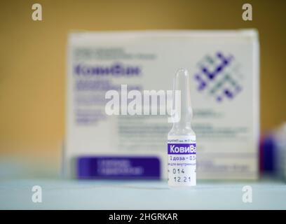 Box und Ampullen mit neuem russischen Impfstoff gegen das Coronavirus SARS-CoV-2, CoviVac. CoviVac wird vom Chumakov Center entwickelt. Impfstoff zur Vorbeugung Stockfoto