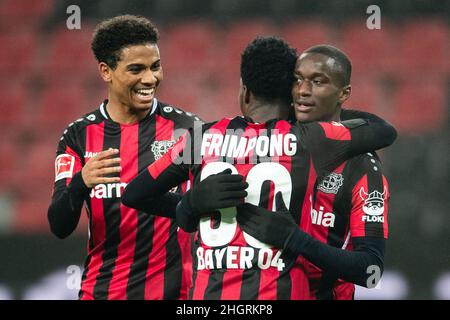 Leverkusen, Deutschland. 22nd Januar 2022. Fußball: Bundesliga, Bayer Leverkusen - FC Augsburg, Matchday 20, BayArena. Leverkusens Amine Adli (l-r), Jeremie Frimpong und Torschütze Moussa Diaby feiern nach dem Tor um 4:1 Uhr. Quelle: Marius Becker/dpa - WICHTIGER HINWEIS: Gemäß den Anforderungen der DFL Deutsche Fußball Liga und des DFB Deutscher Fußball-Bund ist es untersagt, im Stadion und/oder vom Spiel aufgenommene Fotos in Form von Sequenzbildern und/oder videoähnlichen Fotoserien zu verwenden oder zu verwenden./dpa/Alamy Live News Stockfoto