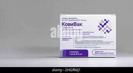 Box mit neuem russischen Impfstoff gegen das Coronavirus SARS-CoV-2, CoviVac. CoviVac wird vom Chumakov Center entwickelt. Impfstoff zur Prävention COVID-19. 26 Stockfoto