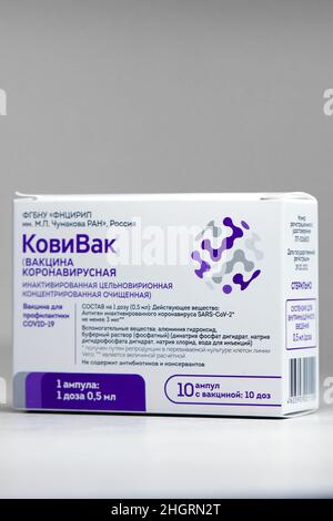 Box mit neuem russischen Impfstoff gegen das Coronavirus SARS-CoV-2, CoviVac. CoviVac wird vom Chumakov Center entwickelt. Impfstoff zur Prävention COVID-19. 26 Stockfoto