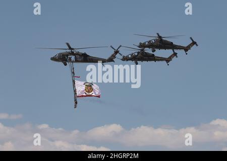 ESKISEHIR, TÜRKEI - 12. SEPTEMBER 2021: Hubschrauber der türkischen Polizei werden in der Sivrihisar SHG Airshow ausgestellt Stockfoto