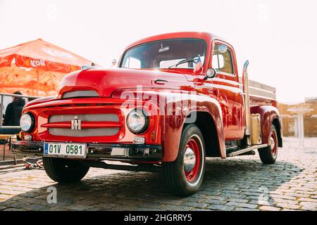 Vorderansicht des in der Straße geparkten Red International Harvester R-Serie Trucks. Stockfoto