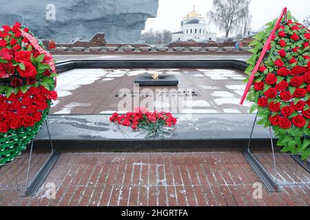 Brest, Weißrussland - 12. Januar 2022: Rote Blumen an der Gedenkstätte. Ewige Flamme. Erinnerung an gefallene Soldaten. Mai 9 Stockfoto