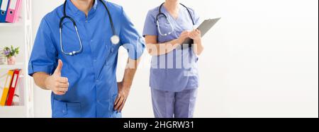 Krankenschwester und Ärztin mit Stethoskop in der Arztpraxis zeigen sich wie ein Zeichenkopierraum. Krankenversicherung. Stockfoto