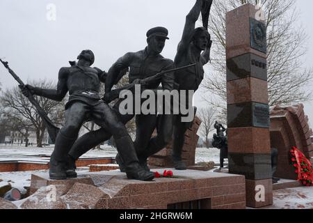 Brest, Weißrussland - 12. Januar 2022: Denkmal den sowjetischen Grenzsoldaten. Ewige Erinnerung an die, die im Kampf starben. Mai 9 Stockfoto