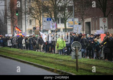 Dussedorf, NRW, Deutschland. 22nd Januar 2022. Mehrere tausend Demonstranten marschieren entlang der Route. Ein Protest gegen Impfpflicht und verwandte Themen marschiert heute durch die Düsseldorfer Innenstadt, die Hauptstadt von Nordrhein-Westfalen. Auf dem marsch treffen sich Gruppen von pro-impfenden, pro-covid-Maßnahmen-Gruppen von AktivistInnen und politischen Gruppen sowie einige pro-immigrations- und Anti-fa-Demonstranten. Kredit: Imageplotter/Alamy Live Nachrichten Stockfoto