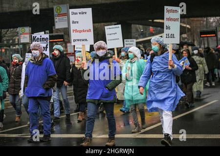 Dussedorf, NRW, Deutschland. 22nd Januar 2022. Mitarbeiter im Gesundheitswesen, Pflegekräfte, Krankenschwestern und Ärzte gehören offenbar zu denen, die gegen obligatorische Impfstoffe protestieren. Mehrere tausend Demonstranten marschieren entlang der Route. Ein Protest gegen Impfpflicht und verwandte Themen marschiert heute durch die Düsseldorfer Innenstadt, die Hauptstadt von Nordrhein-Westfalen. Auf dem marsch treffen sich Gruppen von pro-impfenden, pro-covid-Maßnahmen-Gruppen von AktivistInnen und politischen Gruppen sowie einige pro-immigrations- und Anti-fa-Demonstranten. Kredit: Imageplotter/Alamy Live Nachrichten Stockfoto