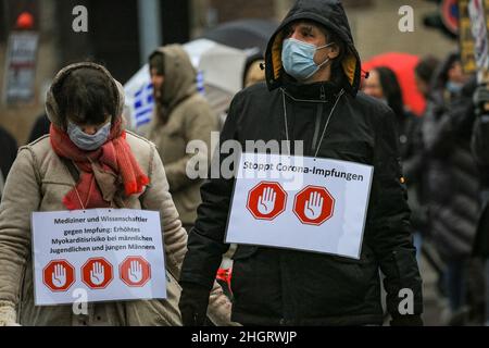 Dussedorf, NRW, Deutschland. 22nd Januar 2022. Mehrere tausend Demonstranten marschieren entlang der Route. Ein Protest gegen Impfpflicht und verwandte Themen marschiert heute durch die Düsseldorfer Innenstadt, die Hauptstadt von Nordrhein-Westfalen. Auf dem marsch treffen sich Gruppen von pro-impfenden, pro-covid-Maßnahmen-Gruppen von AktivistInnen und politischen Gruppen sowie einige pro-immigrations- und Anti-fa-Demonstranten. Kredit: Imageplotter/Alamy Live Nachrichten Stockfoto