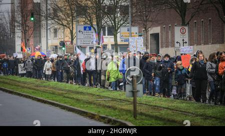 Dussedorf, NRW, Deutschland. 22nd Januar 2022. Mehrere tausend Demonstranten marschieren entlang der Route. Ein Protest gegen Impfpflicht und verwandte Themen marschiert heute durch die Düsseldorfer Innenstadt, die Hauptstadt von Nordrhein-Westfalen. Auf dem marsch treffen sich Gruppen von pro-impfenden, pro-covid-Maßnahmen-Gruppen von AktivistInnen und politischen Gruppen sowie einige pro-immigrations- und Anti-fa-Demonstranten. Kredit: Imageplotter/Alamy Live Nachrichten Stockfoto
