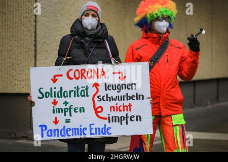 Dussedorf, NRW, Deutschland. 22nd Januar 2022. Mehrere tausend Demonstranten marschieren entlang der Route. Ein Protest gegen Impfpflicht und verwandte Themen marschiert heute durch die Düsseldorfer Innenstadt, die Hauptstadt von Nordrhein-Westfalen. Auf dem marsch treffen sich Gruppen von pro-impfenden, pro-covid-Maßnahmen-Gruppen von AktivistInnen und politischen Gruppen sowie einige pro-immigrations- und Anti-fa-Demonstranten. Kredit: Imageplotter/Alamy Live Nachrichten Stockfoto