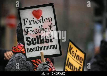 Dussedorf, NRW, Deutschland. 22nd Januar 2022. Mehrere tausend Demonstranten marschieren entlang der Route. Ein Protest gegen Impfpflicht und verwandte Themen marschiert heute durch die Düsseldorfer Innenstadt, die Hauptstadt von Nordrhein-Westfalen. Auf dem marsch treffen sich Gruppen von pro-impfenden, pro-covid-Maßnahmen-Gruppen von AktivistInnen und politischen Gruppen sowie einige pro-immigrations- und Anti-fa-Demonstranten. Kredit: Imageplotter/Alamy Live Nachrichten Stockfoto