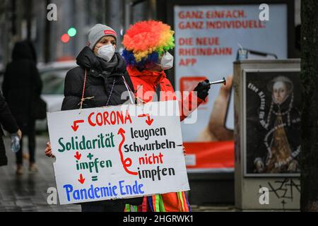 Dussedorf, NRW, Deutschland. 22nd Januar 2022. Mehrere tausend Demonstranten marschieren entlang der Route. Ein Protest gegen Impfpflicht und verwandte Themen marschiert heute durch die Düsseldorfer Innenstadt, die Hauptstadt von Nordrhein-Westfalen. Auf dem marsch treffen sich Gruppen von pro-impfenden, pro-covid-Maßnahmen-Gruppen von AktivistInnen und politischen Gruppen sowie einige pro-immigrations- und Anti-fa-Demonstranten. Kredit: Imageplotter/Alamy Live Nachrichten Stockfoto