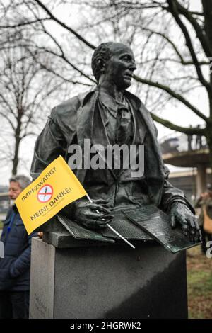 Dussedorf, NRW, Deutschland. 22nd Januar 2022. Mehrere tausend Demonstranten marschieren entlang der Route. Ein Protest gegen Impfpflicht und verwandte Themen marschiert heute durch die Düsseldorfer Innenstadt, die Hauptstadt von Nordrhein-Westfalen. Auf dem marsch treffen sich Gruppen von pro-impfenden, pro-covid-Maßnahmen-Gruppen von AktivistInnen und politischen Gruppen sowie einige pro-immigrations- und Anti-fa-Demonstranten. Kredit: Imageplotter/Alamy Live Nachrichten Stockfoto