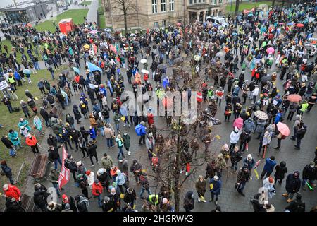 Dussedorf, NRW, Deutschland. 22nd Januar 2022. Der marsch versammelt sich in der Nähe des NRW-parlaments. Mehrere tausend Demonstranten marschieren entlang der Route. Ein Protest gegen Impfpflicht und verwandte Themen marschiert heute durch die Düsseldorfer Innenstadt, die Hauptstadt von Nordrhein-Westfalen. Auf dem marsch treffen sich Gruppen von pro-impfenden, pro-covid-Maßnahmen-Gruppen von AktivistInnen und politischen Gruppen sowie einige pro-immigrations- und Anti-fa-Demonstranten. Kredit: Imageplotter/Alamy Live Nachrichten Stockfoto