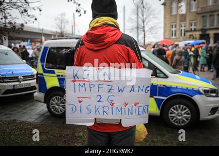 Dussedorf, NRW, Deutschland. 22nd Januar 2022. Mehrere tausend Demonstranten marschieren entlang der Route. Ein Protest gegen Impfpflicht und verwandte Themen marschiert heute durch die Düsseldorfer Innenstadt, die Hauptstadt von Nordrhein-Westfalen. Auf dem marsch treffen sich Gruppen von pro-impfenden, pro-covid-Maßnahmen-Gruppen von AktivistInnen und politischen Gruppen sowie einige pro-immigrations- und Anti-fa-Demonstranten. Kredit: Imageplotter/Alamy Live Nachrichten Stockfoto