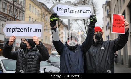 Dussedorf, NRW, Deutschland. 22nd Januar 2022. Mehrere tausend Demonstranten marschieren entlang der Route. Ein Protest gegen Impfpflicht und verwandte Themen marschiert heute durch die Düsseldorfer Innenstadt, die Hauptstadt von Nordrhein-Westfalen. Auf dem marsch treffen sich Gruppen von pro-impfenden, pro-covid-Maßnahmen-Gruppen von AktivistInnen und politischen Gruppen sowie einige pro-immigrations- und Anti-fa-Demonstranten. Kredit: Imageplotter/Alamy Live Nachrichten Stockfoto