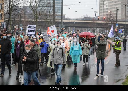 Dussedorf, NRW, Deutschland. 22nd Januar 2022. Mehrere tausend Demonstranten marschieren entlang der Route. Ein Protest gegen Impfpflicht und verwandte Themen marschiert heute durch die Düsseldorfer Innenstadt, die Hauptstadt von Nordrhein-Westfalen. Auf dem marsch treffen sich Gruppen von pro-impfenden, pro-covid-Maßnahmen-Gruppen von AktivistInnen und politischen Gruppen sowie einige pro-immigrations- und Anti-fa-Demonstranten. Kredit: Imageplotter/Alamy Live Nachrichten Stockfoto