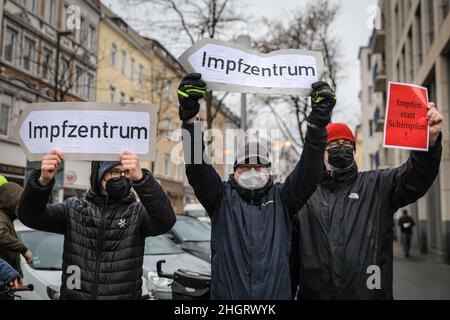 Dussedorf, NRW, Deutschland. 22nd Januar 2022. Mehrere tausend Demonstranten marschieren entlang der Route. Ein Protest gegen Impfpflicht und verwandte Themen marschiert heute durch die Düsseldorfer Innenstadt, die Hauptstadt von Nordrhein-Westfalen. Auf dem marsch treffen sich Gruppen von pro-impfenden, pro-covid-Maßnahmen-Gruppen von AktivistInnen und politischen Gruppen sowie einige pro-immigrations- und Anti-fa-Demonstranten. Kredit: Imageplotter/Alamy Live Nachrichten Stockfoto