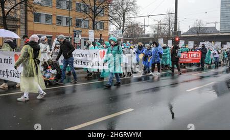 Dussedorf, NRW, Deutschland. 22nd Januar 2022. Mitarbeiter im Gesundheitswesen, Pflegekräfte, Krankenschwestern und Ärzte gehören offenbar zu denen, die gegen obligatorische Impfstoffe protestieren. Mehrere tausend Demonstranten marschieren entlang der Route. Ein Protest gegen Impfpflicht und verwandte Themen marschiert heute durch die Düsseldorfer Innenstadt, die Hauptstadt von Nordrhein-Westfalen. Auf dem marsch treffen sich Gruppen von pro-impfenden, pro-covid-Maßnahmen-Gruppen von AktivistInnen und politischen Gruppen sowie einige pro-immigrations- und Anti-fa-Demonstranten. Kredit: Imageplotter/Alamy Live Nachrichten Stockfoto