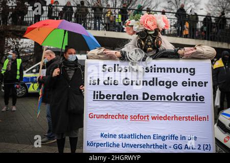 Dussedorf, NRW, Deutschland. 22nd Januar 2022. Eine junge Frau mit Plakat. Mehrere tausend Demonstranten marschieren entlang der Route. Ein Protest gegen Impfpflicht und verwandte Themen marschiert heute durch die Düsseldorfer Innenstadt, die Hauptstadt von Nordrhein-Westfalen. Auf dem marsch treffen sich Gruppen von pro-impfenden, pro-covid-Maßnahmen-Gruppen von AktivistInnen und politischen Gruppen sowie einige pro-immigrations- und Anti-fa-Demonstranten. Kredit: Imageplotter/Alamy Live Nachrichten Stockfoto