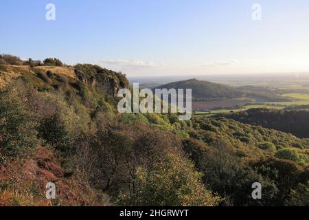 Die atemberaubende Aussicht von der Sutton Bank, in der Hambleton Hills Gegend des North York Moors National Park, mit entferntem Blick auf das Wale of York. Stockfoto