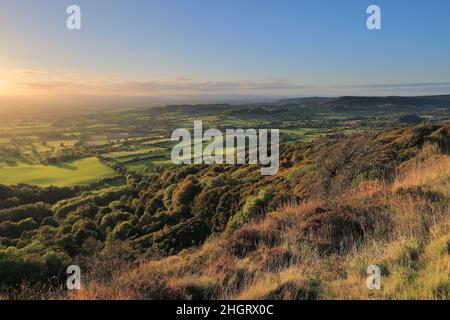 Die atemberaubende Aussicht von der Sutton Bank, in der Hambleton Hills Gegend des North York Moors National Park, mit entferntem Blick auf das Wale of York. Stockfoto