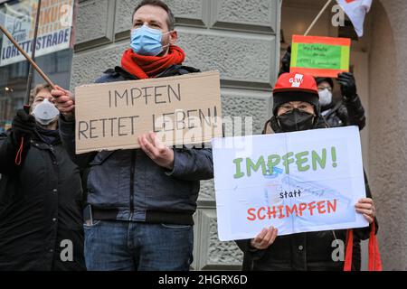 Dussedorf, NRW, Deutschland. 22nd Januar 2022. Mehrere tausend Demonstranten marschieren entlang der Route. Ein Protest gegen Impfpflicht und verwandte Themen marschiert heute durch die Düsseldorfer Innenstadt, die Hauptstadt von Nordrhein-Westfalen. Auf dem marsch treffen sich Gruppen von pro-impfenden, pro-covid-Maßnahmen-Gruppen von AktivistInnen und politischen Gruppen sowie einige pro-immigrations- und Anti-fa-Demonstranten. Kredit: Imageplotter/Alamy Live Nachrichten Stockfoto