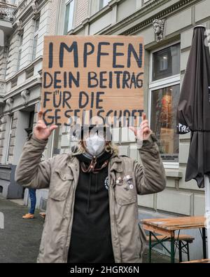 Dussedorf, NRW, Deutschland. 22nd Januar 2022. Mehrere tausend Demonstranten marschieren entlang der Route. Ein Protest gegen Impfpflicht und verwandte Themen marschiert heute durch die Düsseldorfer Innenstadt, die Hauptstadt von Nordrhein-Westfalen. Auf dem marsch treffen sich Gruppen von pro-impfenden, pro-covid-Maßnahmen-Gruppen von AktivistInnen und politischen Gruppen sowie einige pro-immigrations- und Anti-fa-Demonstranten. Kredit: Imageplotter/Alamy Live Nachrichten Stockfoto