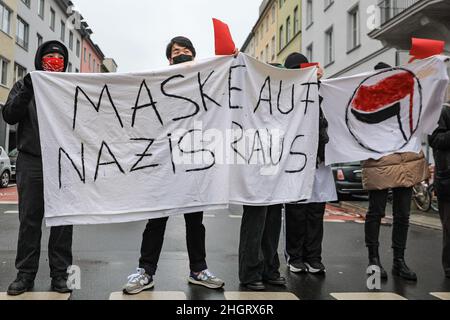 Dussedorf, NRW, Deutschland. 22nd Januar 2022. Mehrere tausend Demonstranten marschieren entlang der Route. Ein Protest gegen Impfpflicht und verwandte Themen marschiert heute durch die Düsseldorfer Innenstadt, die Hauptstadt von Nordrhein-Westfalen. Auf dem marsch treffen sich Gruppen von pro-impfenden, pro-covid-Maßnahmen-Gruppen von AktivistInnen und politischen Gruppen sowie einige pro-immigrations- und Anti-fa-Demonstranten. Kredit: Imageplotter/Alamy Live Nachrichten Stockfoto